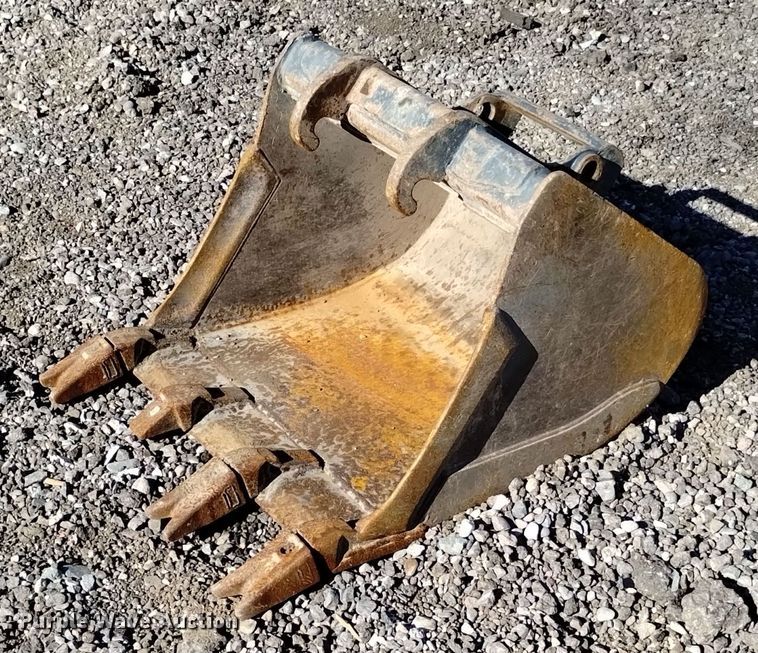 Bobcat  24" W bucket - LN9899