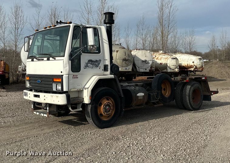 1996 Ford CF8000  truck cab and chassis - LO9334
