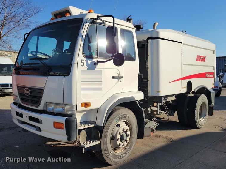 2007 Nissan UD3300  street sweeper truck - LO9973