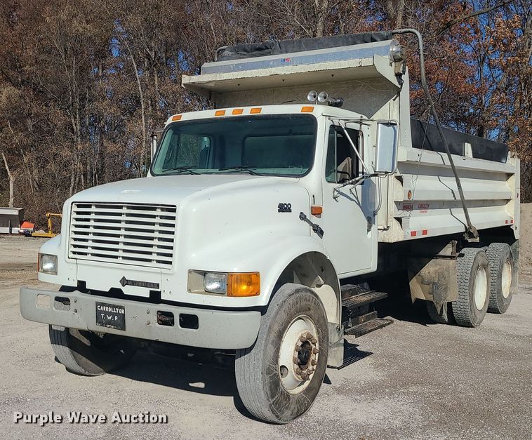 2001 International 4900  dump truck - MJ9536