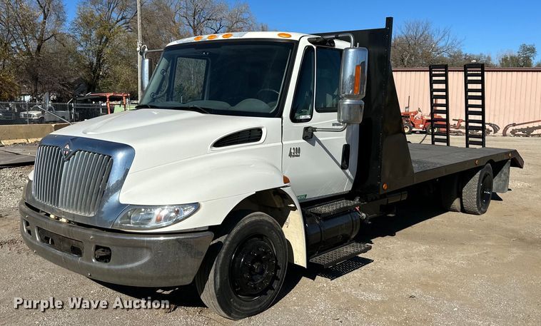 2002 International 4300  flatbed truck - NL9215