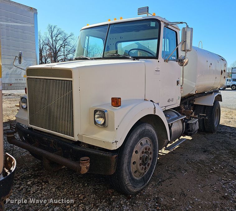 1989 White GMC WCS water truck - NP9268