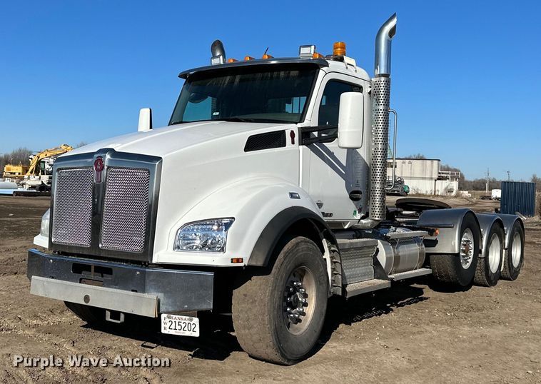 2015 Kenworth T880  semi truck - OF9167