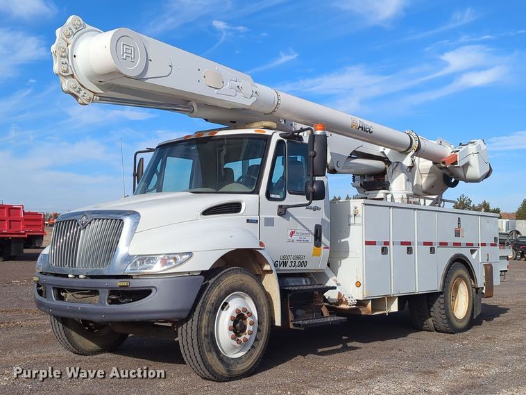 2009 International  DuraStar 4300 bucket truck - OL9215