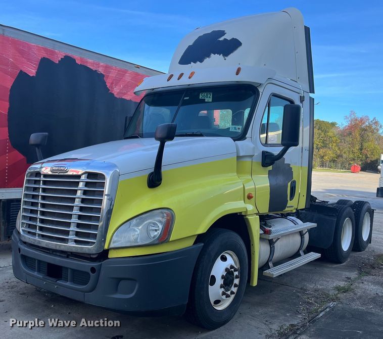 2010 Freightliner Cascadia 125  semi truck - DH8612