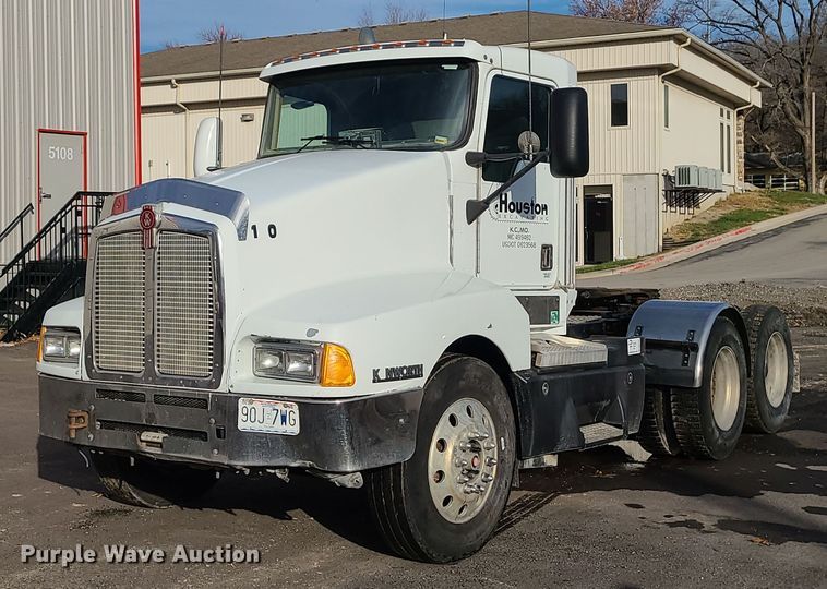 2000 Kenworth T600  semi truck - DK4167