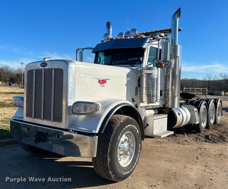 2012 Peterbilt 389  semi truck - DN0563