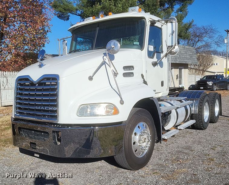 2016 Mack CXU613  semi truck - DO4773
