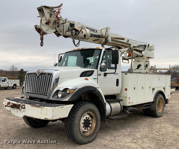 2011 International WorkStar 7400  digger derrick truck - DP8775