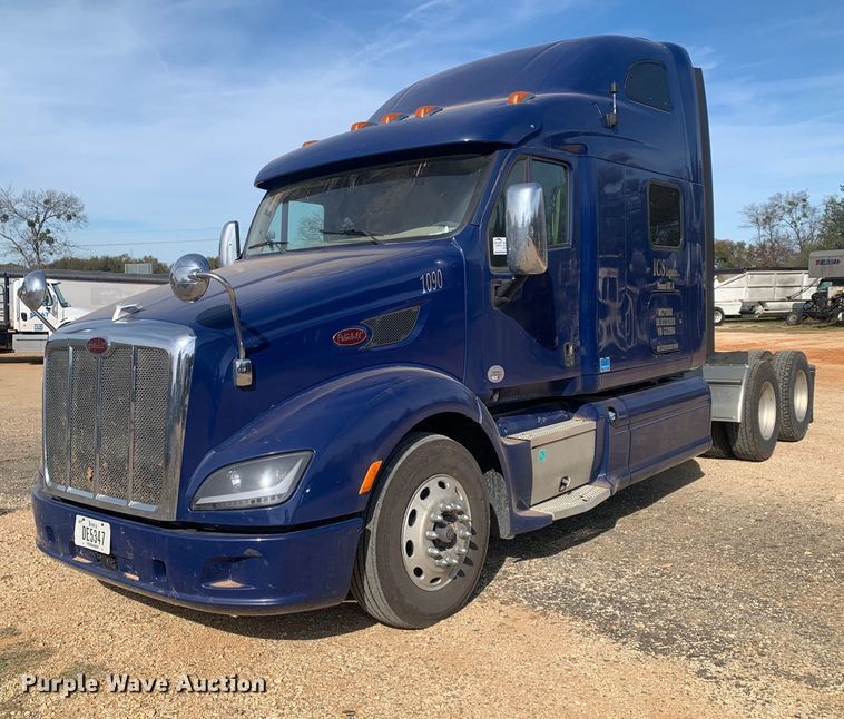 2016 Peterbilt 587  semi truck - DP8786