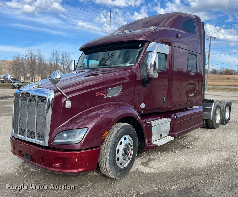 2016 Peterbilt  587 semi truck - HF9992