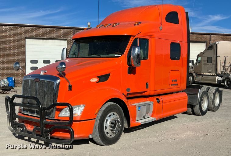 2015 Peterbilt 587 semi truck - HF9995