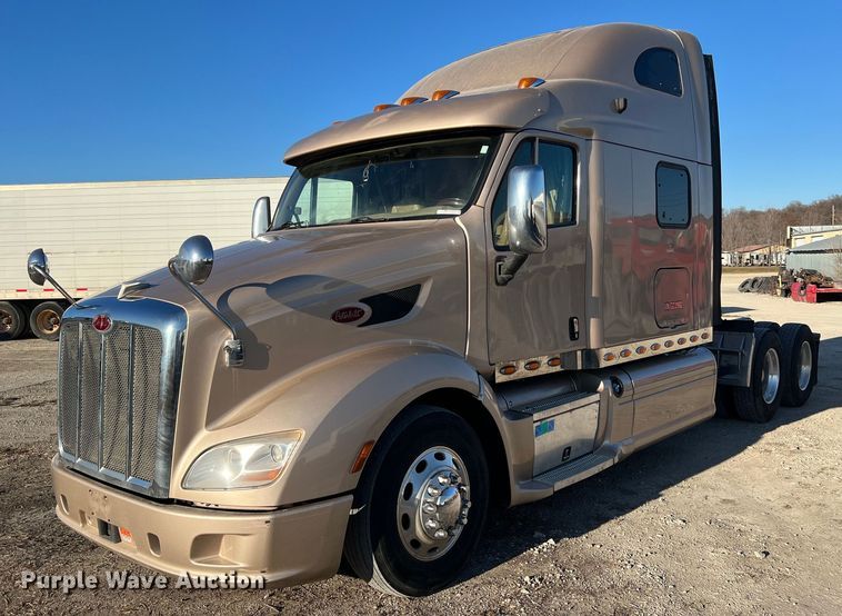 2016 Peterbilt  587 semi truck - HF9996