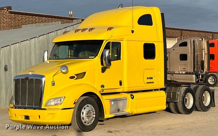 2015 Peterbilt  587 semi truck - HF9999