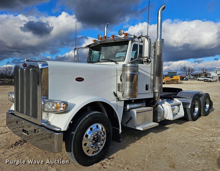 2016 Peterbilt 389  semi truck - KG9526