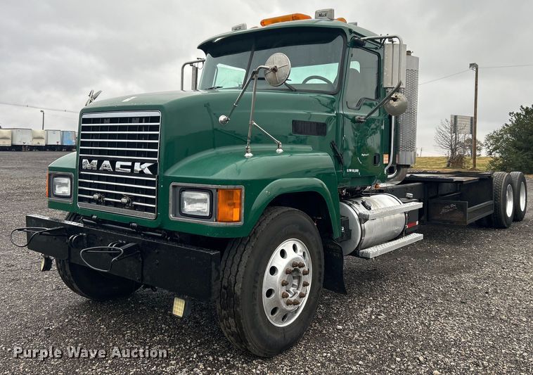 2006 Mack CHN613  truck cab and chassis - KH9675