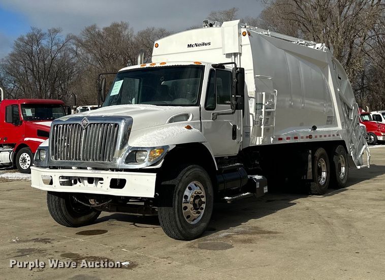 2006 International 7400  refuse truck - LO9370