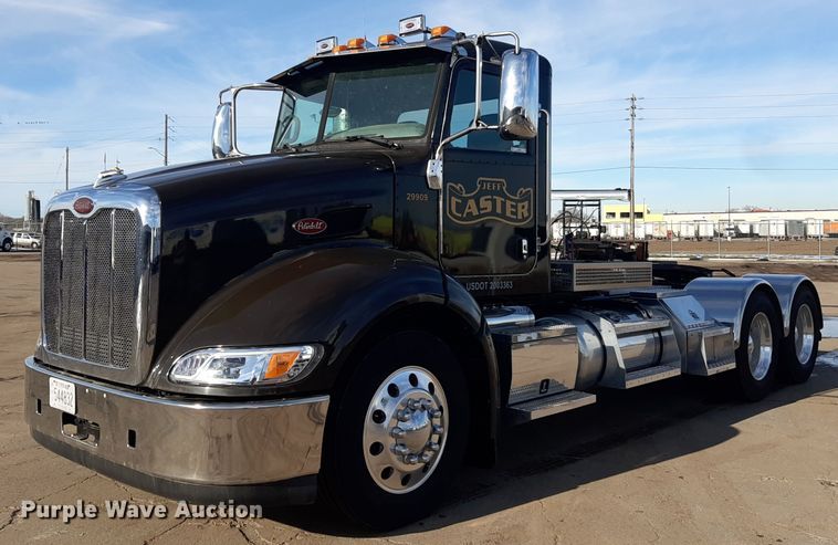 2011 Peterbilt 384  semi truck - LX9870