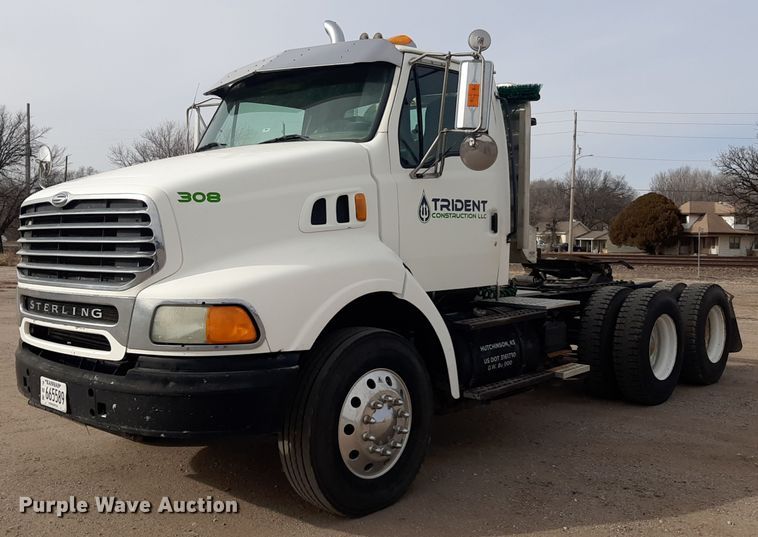2001 Sterling 9500 semi truck - LX9961