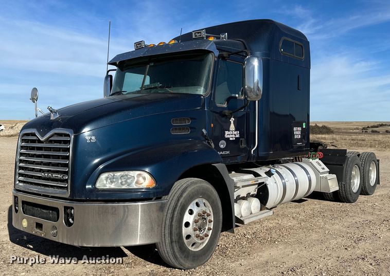 2013 Mack CXU  semi truck - NS9104