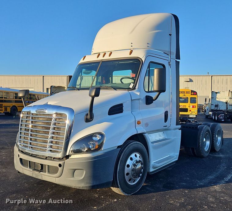 2016 Freightliner Cascadia Evolution  semi truck - NZ9119