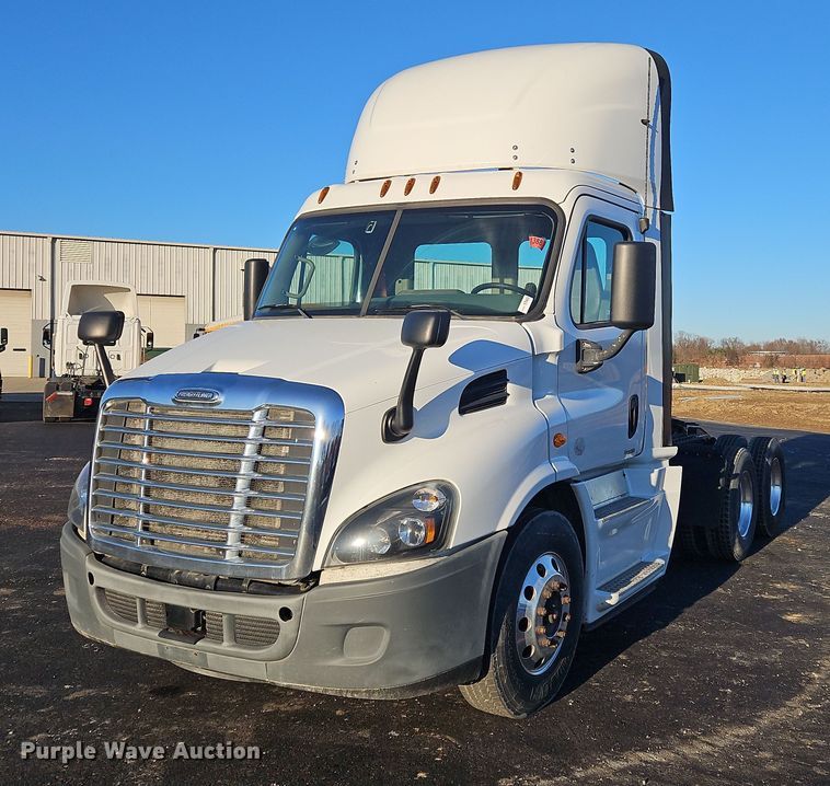 2016 Freightliner Cascadia Evolution  semi truck - NZ9121