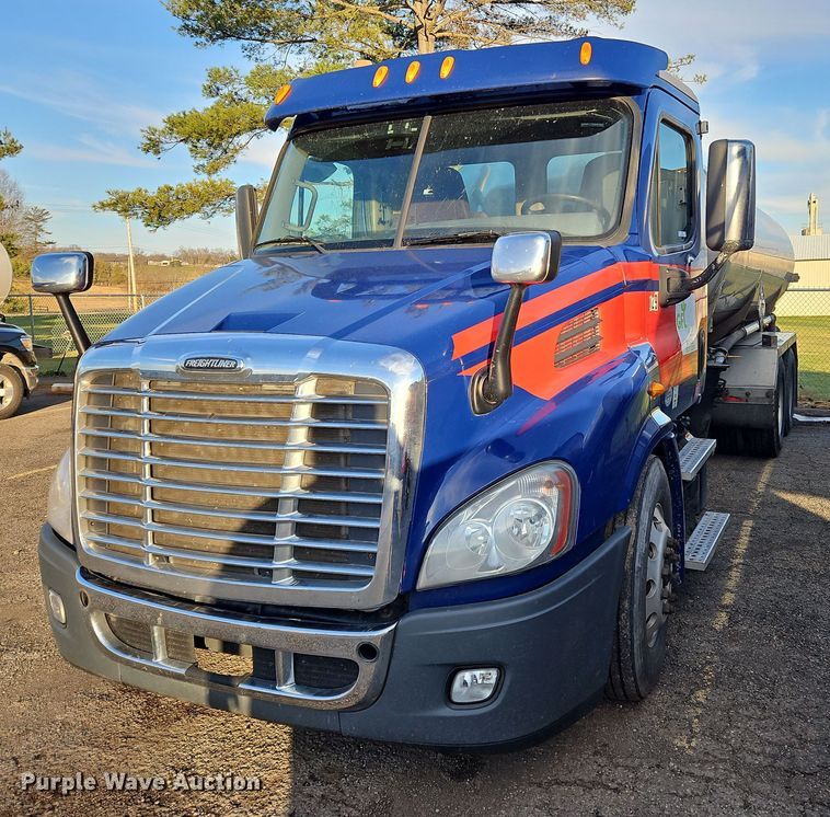 2013 Freightliner Cascadia  tank truck - OJ9707