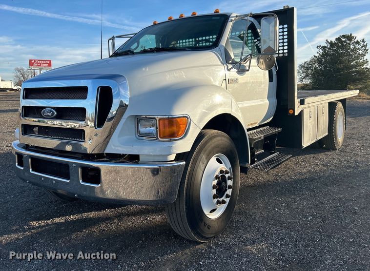 2006 Ford F750  flatbed truck - KH9692