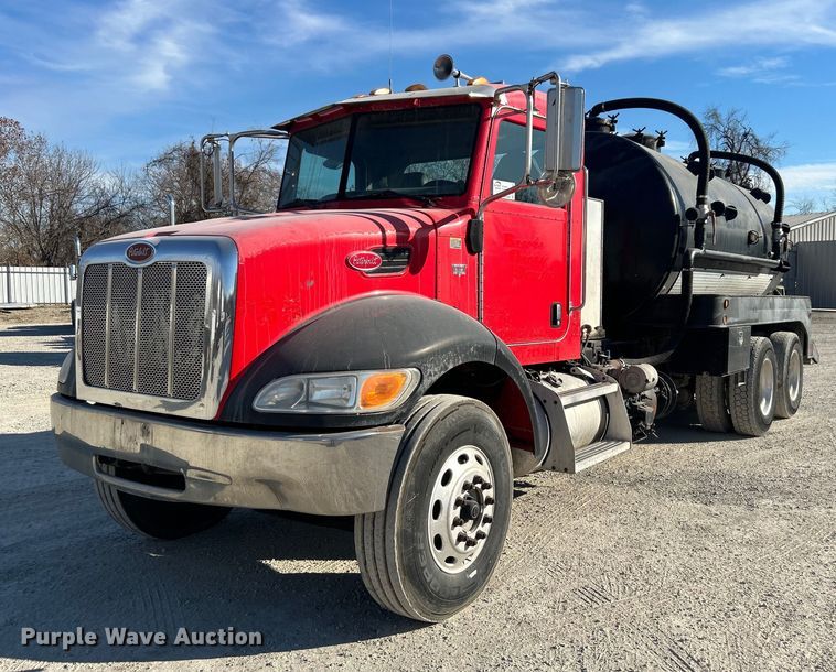 2006 Peterbilt 335  vacuum truck - DN0647