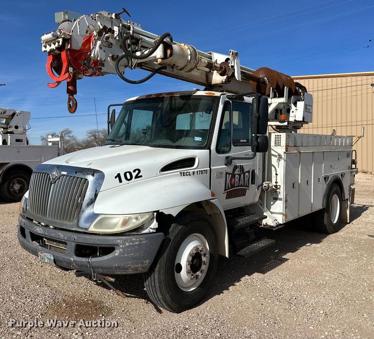 2005 International 4300  digger derrick truck - IB9260