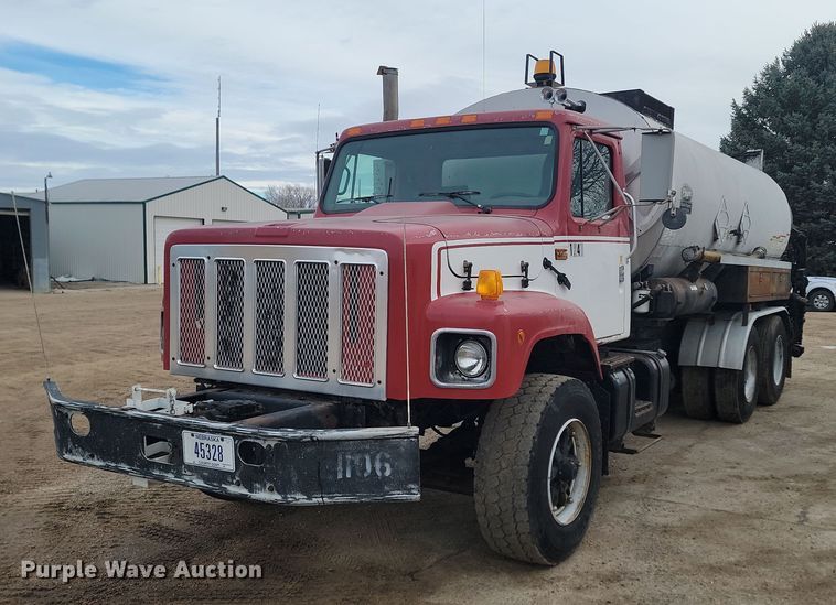 2001 International 2674  oil distributor truck - KT9995