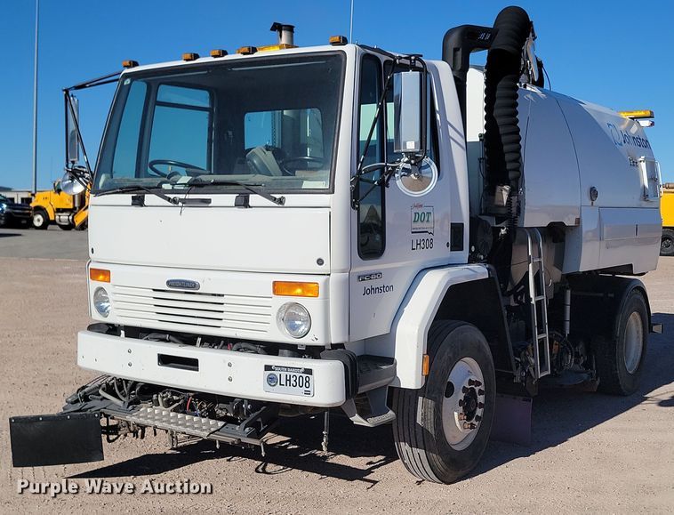 2006 Freightliner  Johnson FC-80 street sweeper truck - KU9033