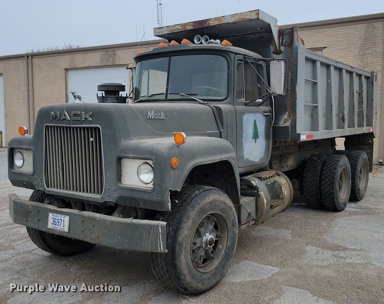 1981 Mack RD688S  dump truck - KU9070