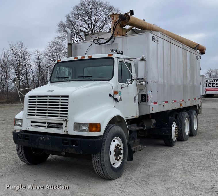 2001 International 8100  feed delivery truck - DP0273