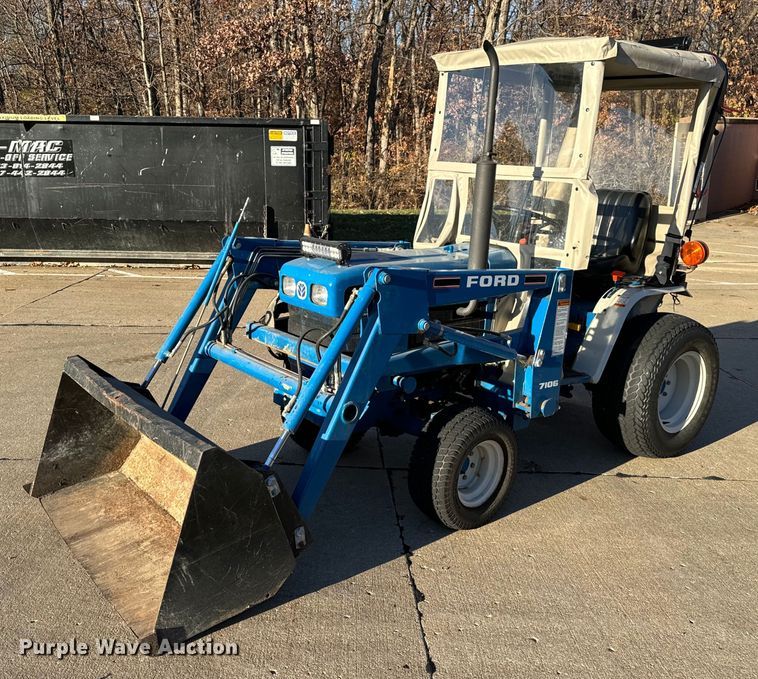 New Holland 1220  MFWD tractor - NM9179