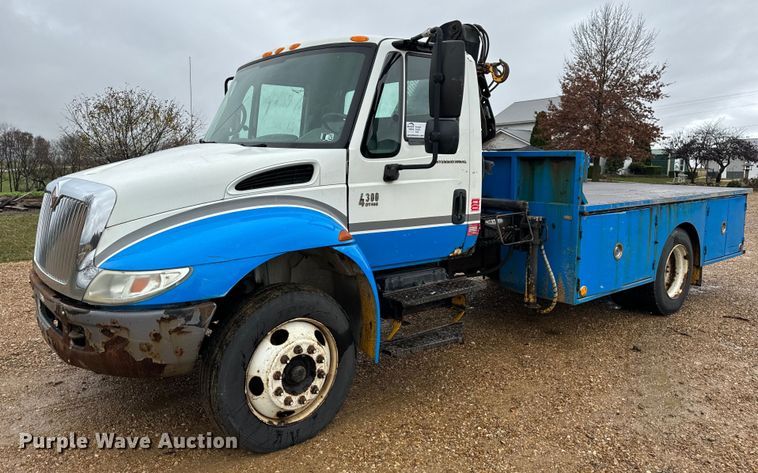 2004 International 4300  flatbed truck - DO2214
