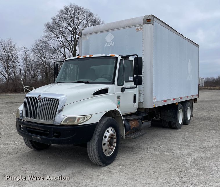 2003 International 4400  box truck - DP0274