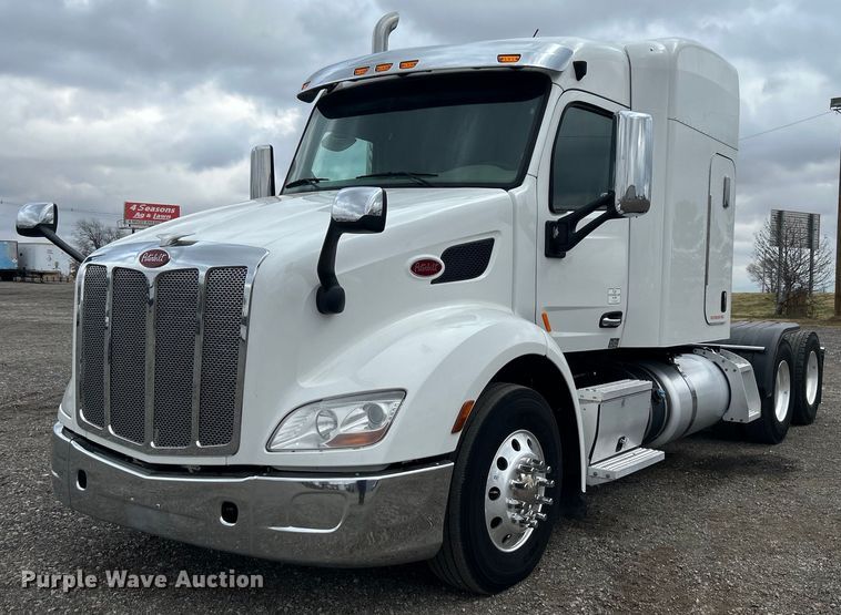 2019 Peterbilt 579  semi truck - OM9198