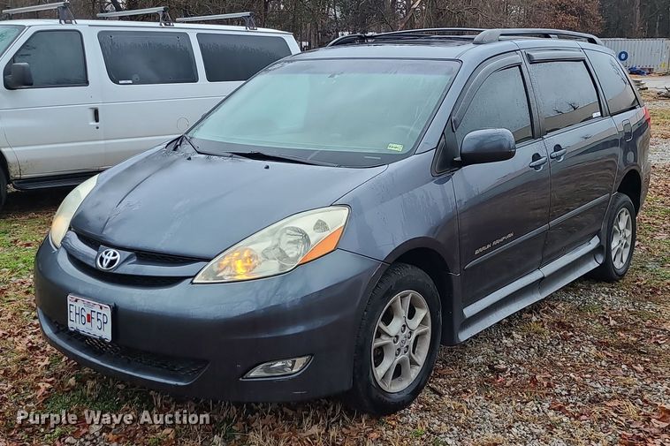 2006 Toyota Sienna  handicap accessible van - LJ9443