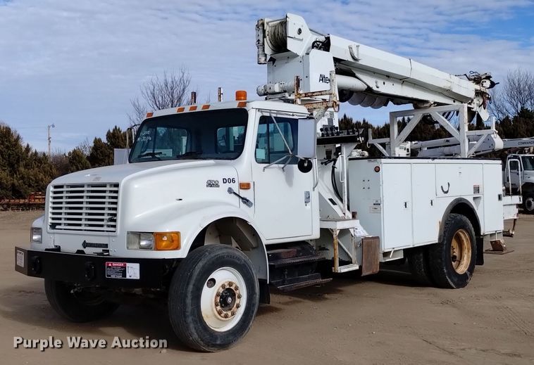 2000 International 4700  digger derrick truck - DK8955