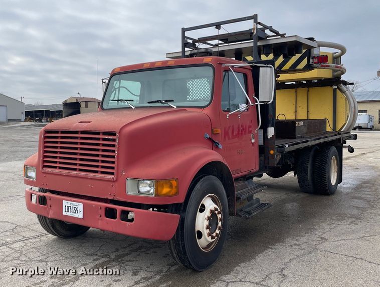 2000 International  4700 flatbed truck with crash attenuator - DP0265