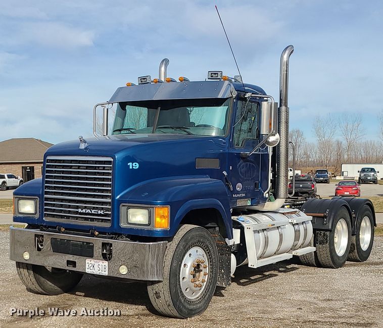 2016 Mack CHU613  semi truck - DR7865