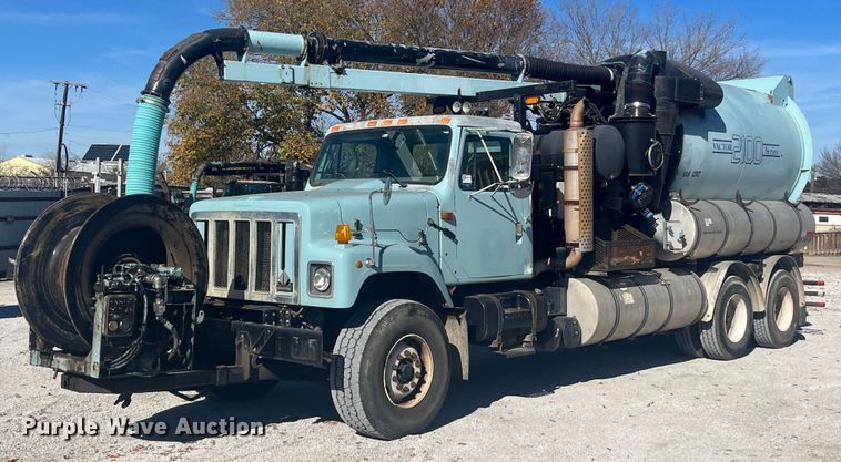 2002 International 2574  vacuum truck - EI0552
