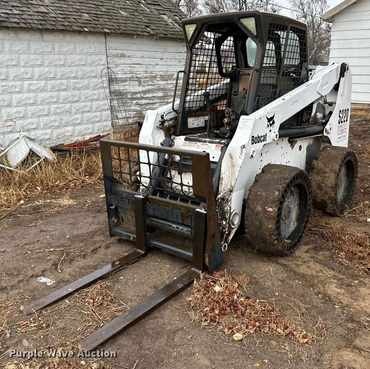2003 Bobcat S220  skid steer loader - EK9842