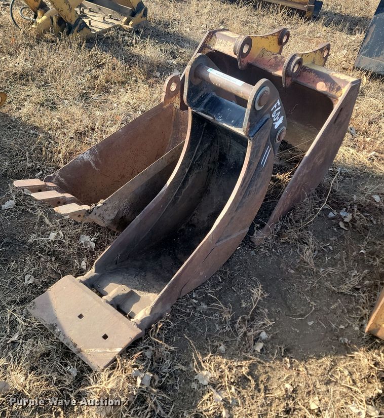 (3) backhoe buckets - KT9902