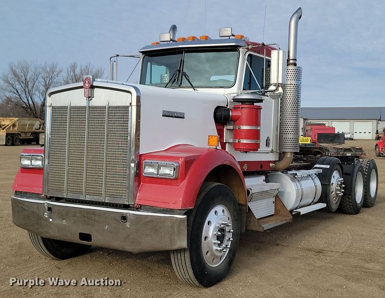 2004 Kenworth W900  semi truck - KT9924