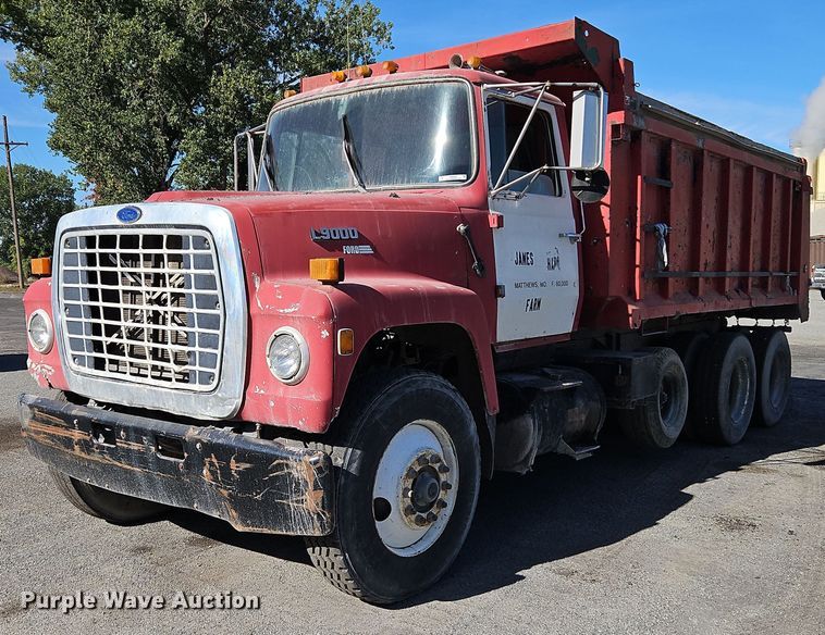 1986 Ford L9000  dump truck - LM9269