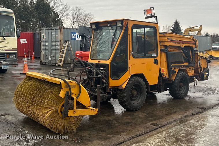 Trackless MT MT5T  municipal tractor - LO9440