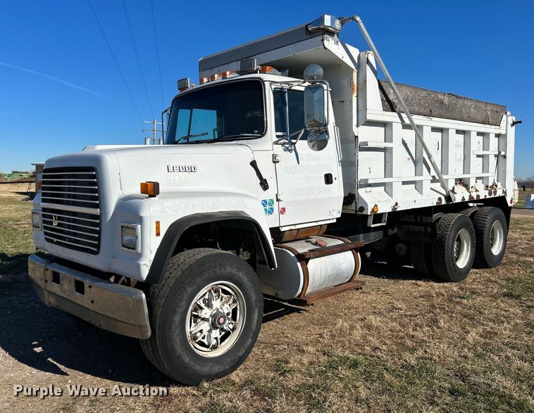 1995 Ford L8000  dump truck - NE9659