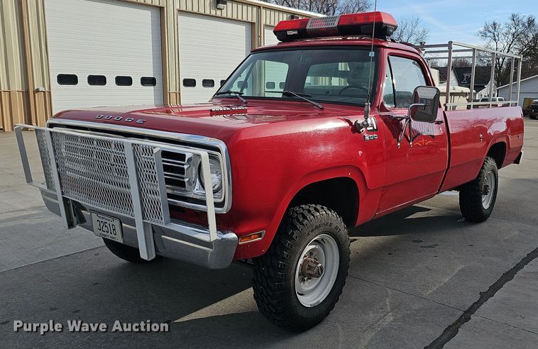 1974 Dodge Power Wagon 200 brush fire truck - DQ8555